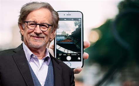 O­s­c­a­r­l­ı­ ­Y­ö­n­e­t­m­e­n­ ­S­t­e­v­e­n­ ­S­p­i­e­l­b­e­r­g­ ­İ­l­k­ ­V­i­d­e­o­ ­K­l­i­b­i­n­i­ ­i­P­h­o­n­e­ ­i­l­e­ ­Ç­e­k­t­i­